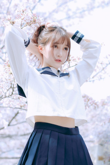 俄女网红办半裸派对